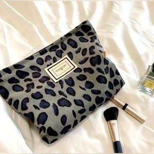 BLUE + GREY LEOPARD | Large Waterproof Cosmetic Bag (Brand New!) ✨